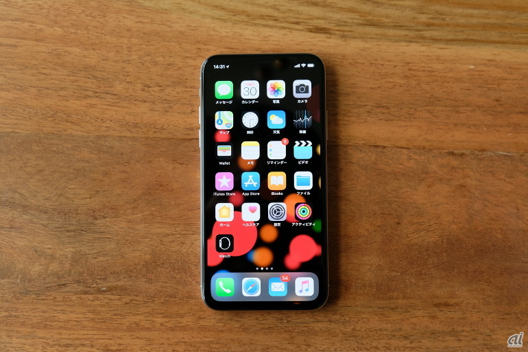 iPhone Xに搭載された5.8インチ有機ELパネルを採用するSuper Retinaディスプレイ。端から端までディスプレイを実現するため、内部でパネルを折り曲げて実装している。黒の再現、色の鮮やかさといった特性はありながら、あくまで自然で正確な表現に務めている印象だ